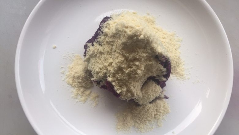 乾坤芝麻薯香,和蒸熟的紫薯泥搅拌匀；