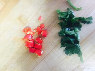 🌹鱼籽酱春卷🌹,调粘料 小红椒 香菜。看图