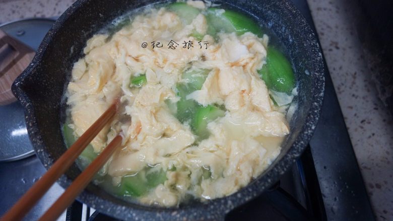 很夏天的丝瓜蛋汤,鸡蛋凝固以后用筷子拨散