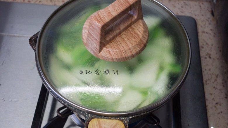 很夏天的丝瓜蛋汤,盖盖子煮的更快