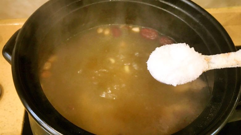 广式杂豆猪脚筋汤,最后下盐，一煲汤我就放这样两勺，我们喜欢味道淡一点的，这个盐多少看你们个人口味了。