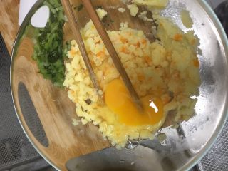 宝宝辅食～蔬菜培根土豆泥,土豆泥放入一个鸡蛋，搅拌匀