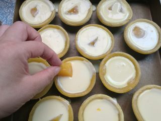 烘焙小白零失败的——黄桃蛋挞,取出，放入切好的黄桃块。