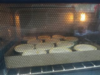 烘焙小白零失败的——黄桃蛋挞,放入提前预热好的烤箱，上下火190°烘烤6分钟。