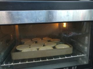 烘焙小白零失败的——黄桃蛋挞,继续放回烤箱依然是上下火190°烘烤12分钟即可。（每款烤箱时间温度不同，根据自己烤箱调整）。