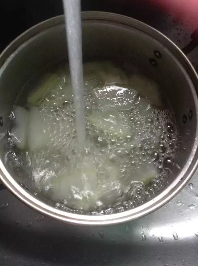 凤梨酥自己动手做真材实料皮薄大馅。,过一下凉水，让冬瓜快速冷却。