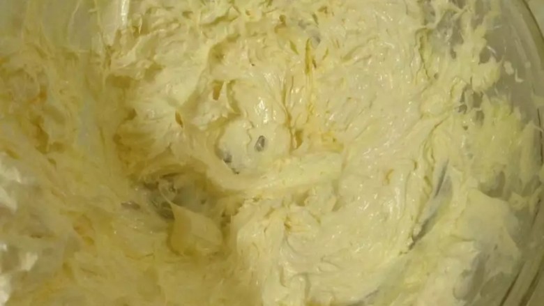 凤梨酥自己动手做真材实料皮薄大馅。,继续打发至鸡蛋与黄油完全融合，呈羽毛状。
