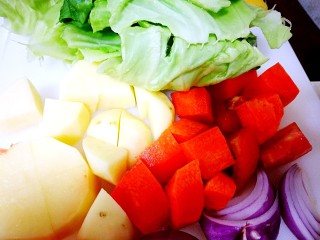 快手午餐一道菜
咖喱牛肉,蔬菜洗净切段。