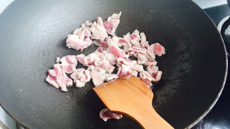 干锅小炒肉,留些许油，放入肉片炒至肉片断生……
盛出备用