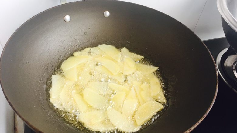干锅小炒肉,锅中倒入油，稍多一些，放入煮熟的土豆片（把水沥干哦），炸至表面微黄……