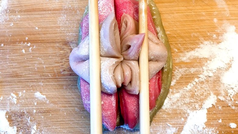 莲花花卷,用筷子竖着压在花卷上，然后慢慢抽出筷子；