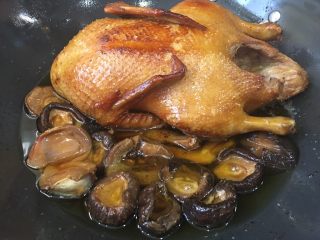 酱油焖鸭,鸭子快好的时候，泡好的香菇可以下锅过一下油，特别香