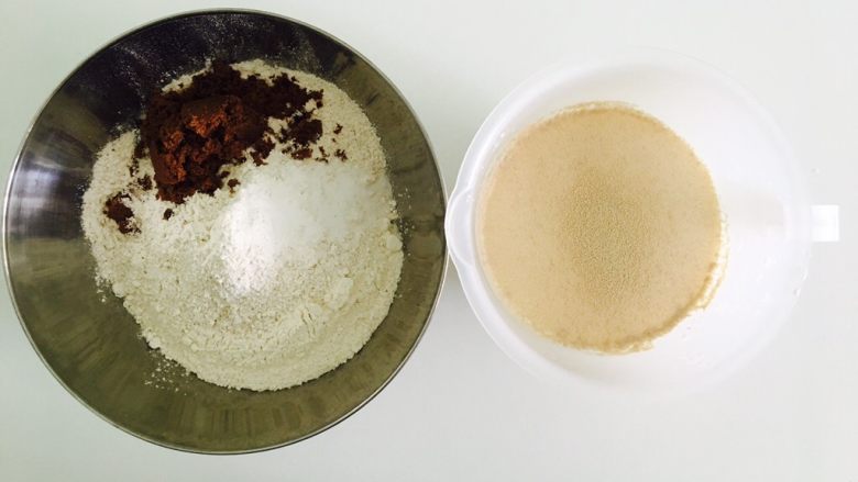全麦红糖红枣欧包,材料称好，干粉类和湿料液体类分称，酵母放湿料。黄油和坚果干类另外称噢！