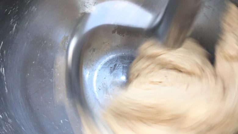 全麦红糖红枣欧包,来一张正在高快速搅打的面团图。