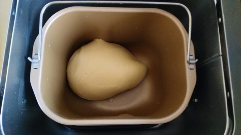 烙莲蓉甜饼,按两次揉面程序，揉成光滑的面团