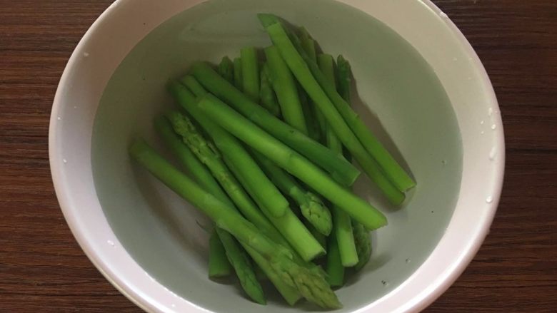 培根蔬菜卷,将焯水好的芦笋放冷水中，备用
