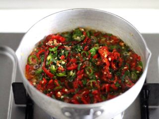 自制辣椒酱,很快辣椒会析出水份，继续中低火，熬煮10分钟，直到没有水份可见。