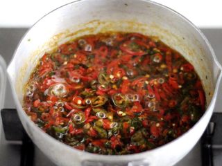 自制辣椒酱,继续熬煮3-4分钟，辣椒会慢慢变软，变成糊状。关火