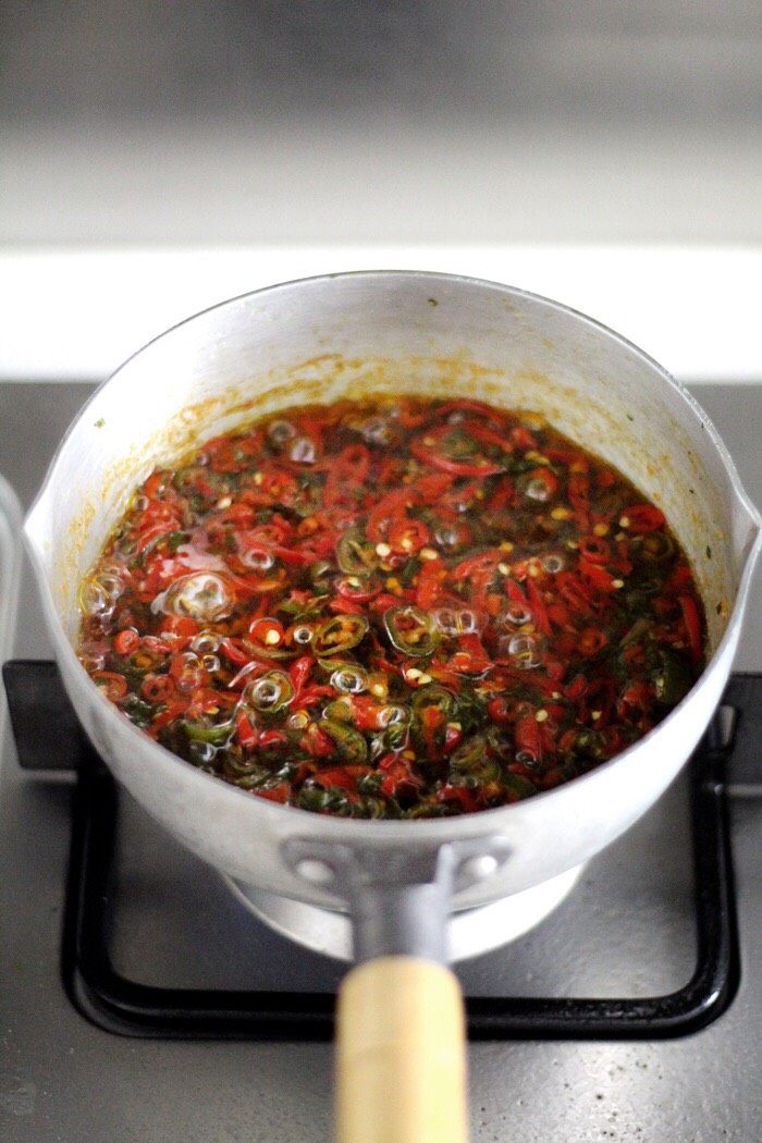 自制辣椒酱,继续熬煮3-4分钟，辣椒会慢慢变软，变成糊状。关火