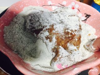 咖喱鸡排饭,两面均匀蘸粉，抖落多余的粉