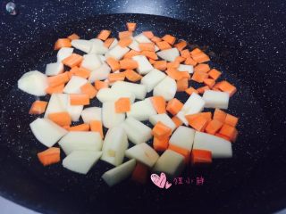 咖喱鸡排饭,锅内入适量的水，下入红萝卜和土豆块，大火烧开