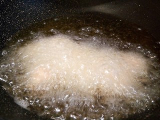 豆腐肉丸子,油多放一点，要没过丸子，油温用筷子试一下，筷子周围冒小泡，就可以把丸子沿着锅边放，开中火炸