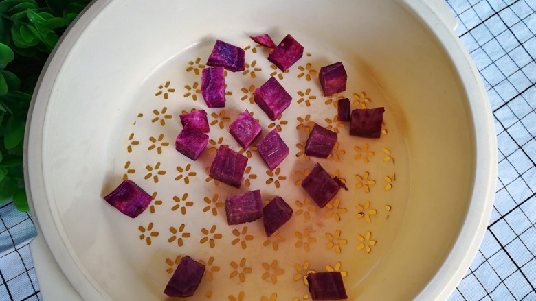 紫薯米糊,放入蒸笼里
蒸大约8分钟即可
出锅用筷子扎一下，一撮就通就是熟透了