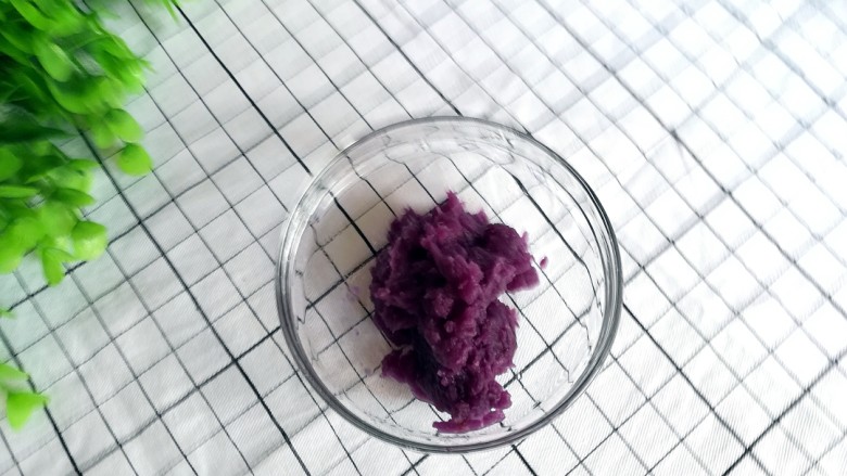 紫薯米糊,用勺子压泥
这是压好的紫薯泥