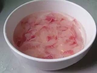 酸菜鱼,开好的鱼片，用一汤匙盐搓洗一遍后，冲水反复淘洗成晶莹透明的鱼片。
⚠️一定要洗成透明的鱼片，鱼肉比较有口感，而且清爽