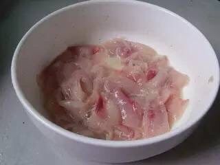酸菜鱼,鱼片用盐、白胡椒、蛋清、干淀粉腌渍，用手仔细反复抓拌均匀，静置20分钟左右