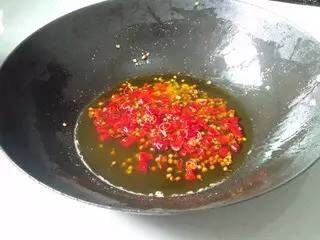 酸菜鱼,锅里放油，凉油的时候就放入花椒和辣椒圈，小火烧，注意看辣椒，变得红中微黄且油亮干酥。
⚠️仔细观察别熬过火了