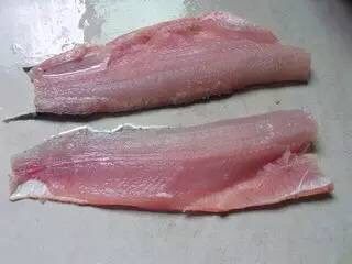 酸菜鱼,鱼肉洗净，刀倾斜着片掉鱼骨和鱼腩，剩下净鱼肉