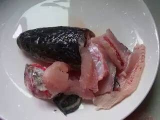 酸菜鱼,鱼头鱼骨洗净血污备用。
⚠️最好多洗几遍，这是后来鱼汤奶白的关键