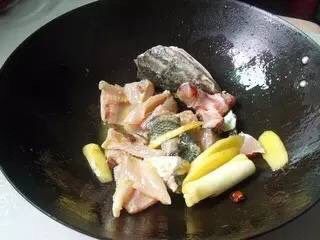 酸菜鱼,锅里放油，加入葱、姜、蒜炒香，放入鱼头、鱼尾、鱼骨头、鱼皮等，炒1分钟左右
