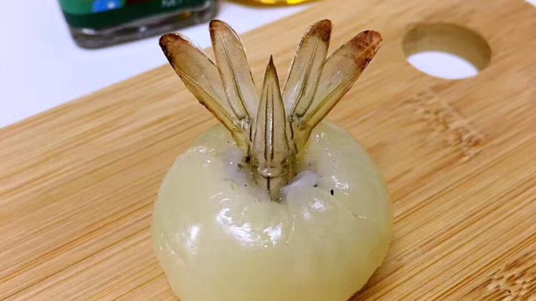 宝宝辅食❥荔枝虾球,将调好的虾泥塞到荔枝中、虾尾插在上面