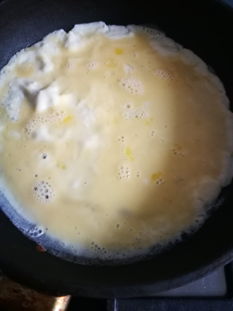 山西臊子面,放平底锅摊成蛋皮待用。