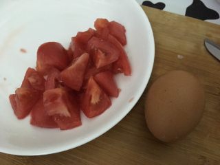 西红柿鸡蛋拌饭,西红柿切小块