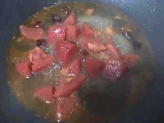 西红柿鸡蛋拌饭,放入西红柿快速翻炒，加入少量水，将西红柿小火炖2-3分钟(水量炖完还有少许汤汁即可，不要过多的水)，然后加入炒好的鸡蛋，放入盐和味精调味，翻炒到熟关火即可。