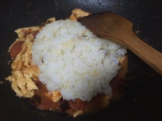 西红柿鸡蛋拌饭,将做好的米饭倒入锅里搅拌均匀。