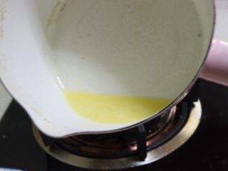 奶香四溢的酸奶厚松饼,隔水加热或者小火加热融化后，加入酸奶，鸡蛋，糖粉