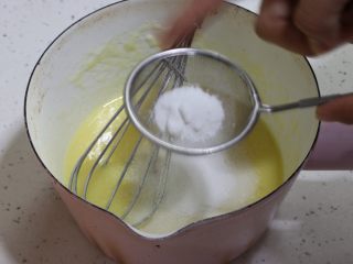 奶香四溢的酸奶厚松饼,筛入泡打粉（泡打粉一定要过筛）