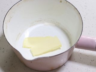 奶香四溢的酸奶厚松饼,黄油切块放小锅里