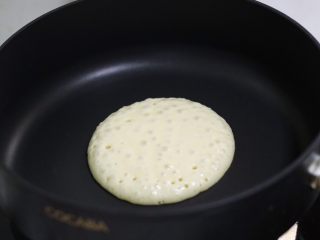 奶香四溢的酸奶厚松饼,可以盖上锅盖等面糊呈现蜂窝状时，打开