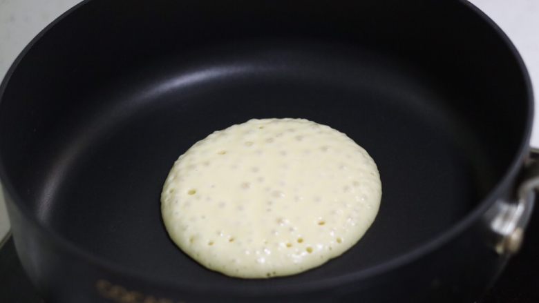 奶香四溢的酸奶厚松饼,可以盖上锅盖等面糊呈现蜂窝状时，打开
