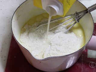 奶香四溢的酸奶厚松饼,一次性加入面粉和牛奶