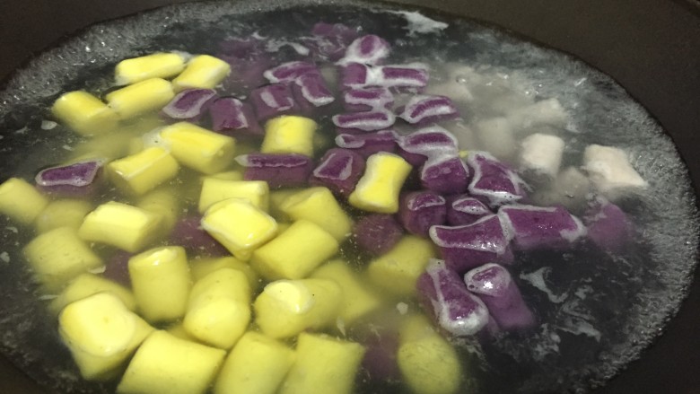 三色芋圆甜品,锅里加水煮沸后下芋圆，大火煮5到6分钟，然后捞出浸泡在冰水或冷水中备用。