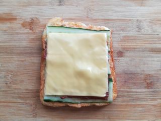 培根芝士三明治,芝士片盖在培根上