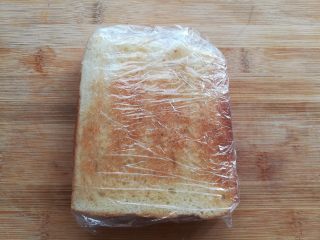 培根芝士三明治,为了方便孩子吃的时候拿，用保鲜膜把三明治包紧
