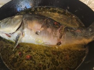 炖三道鳞,把鱼放入，把鱼两边煎一下，加入适量的水，开锅加入适量的盐，十三香，酱油生抽，糖料酒