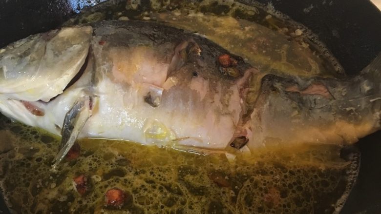 炖三道鳞,把鱼放入，把鱼两边煎一下，加入适量的水，开锅加入适量的盐，十三香，酱油生抽，糖料酒